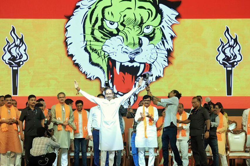 इससे कुछ फर्क नहीं पड़ता, धनुष और बाण हमेशा हमारे दिलों में रहेगा, लेकिन अब हमारा प्रतीक मशाल (ज्योति) है. यह मशाल आग पैदा करती है लेकिन रोशनी भी देती है.