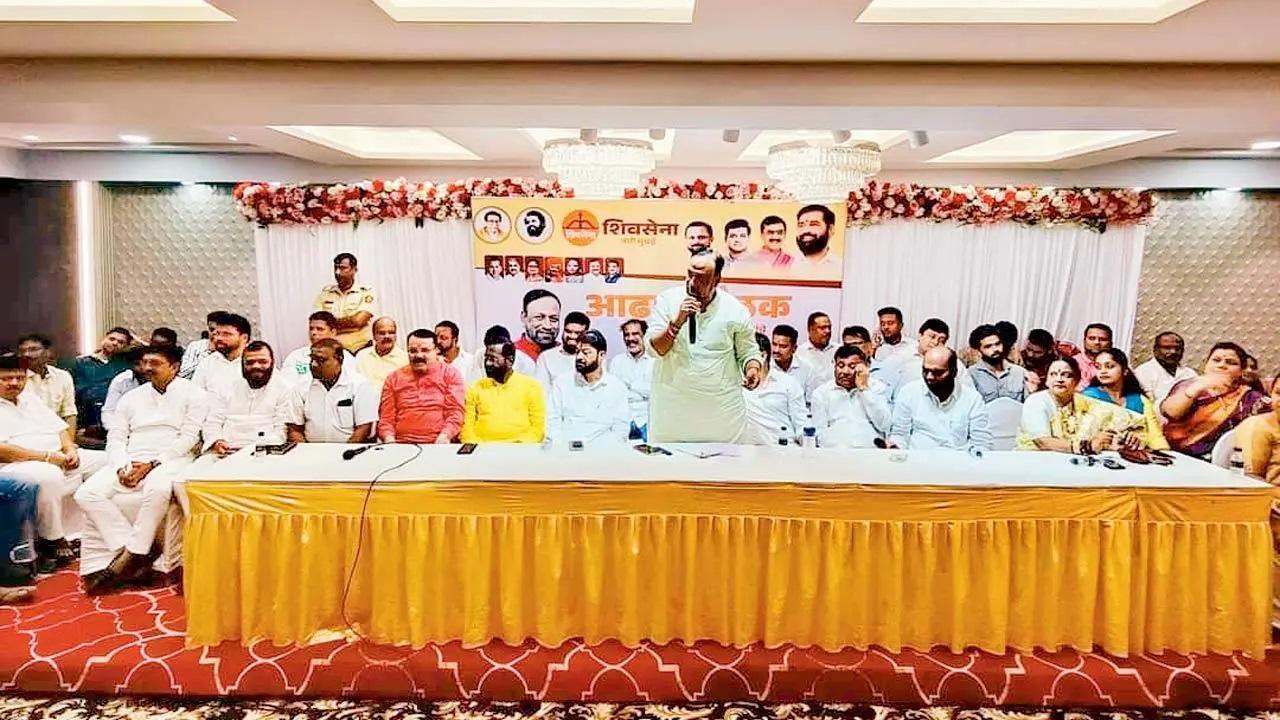 मंगलवार को बैठक में नवी मुंबई के शिव सेना पदाधिकारी