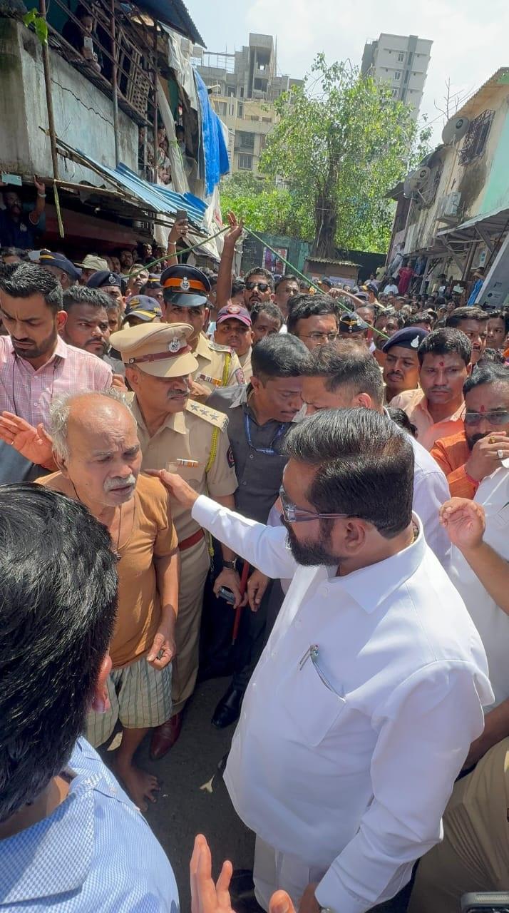 साथ ही, मुख्यमंत्री ने यह आश्वासन दिया कि यदि इस क्षेत्र में झुग्गी-झोपड़ी पुनर्वास योजना रुकी हुई है, तो इस पर भी शीघ्र उचित निर्णय लिया जाएगा.