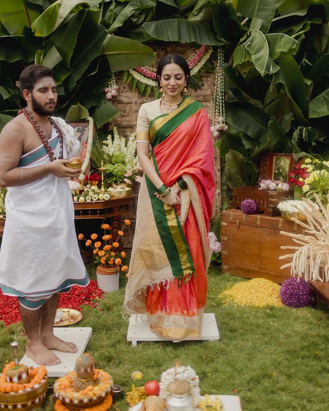 अपने इस लुक को पूरा करते हुए शोभिता ने अपने बालों में मोगरे का गजरा भी लगाया है.