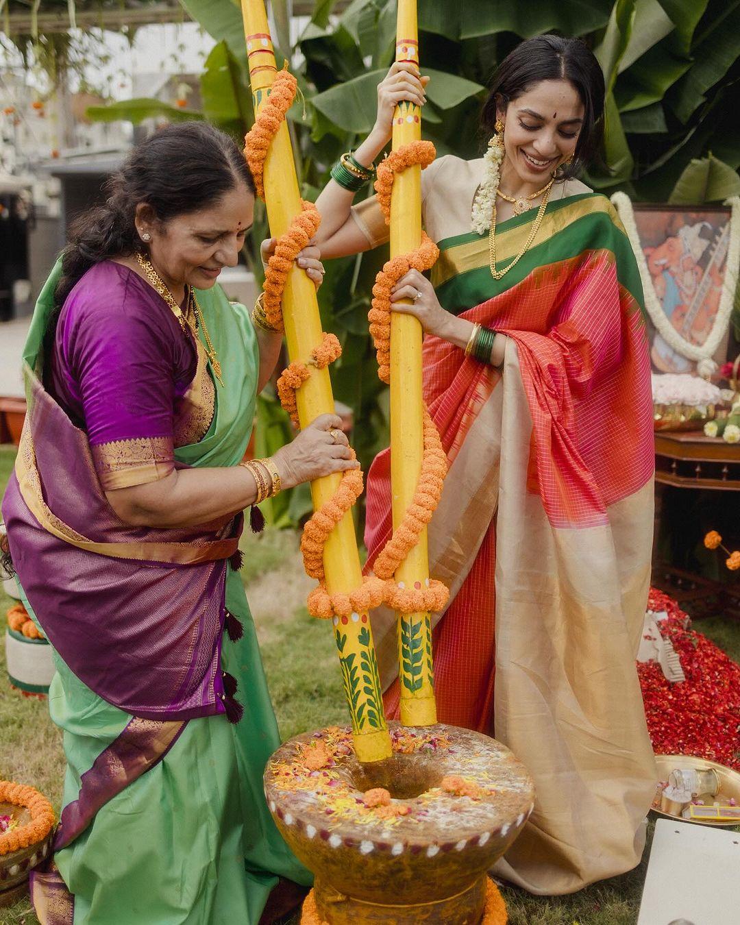 वहीं दूसरी तस्वीर में आप देख सकते हैं कि कुछ महिलाएं मूसल से हल्दी बारीक करती दिखाई दे रही हैं.