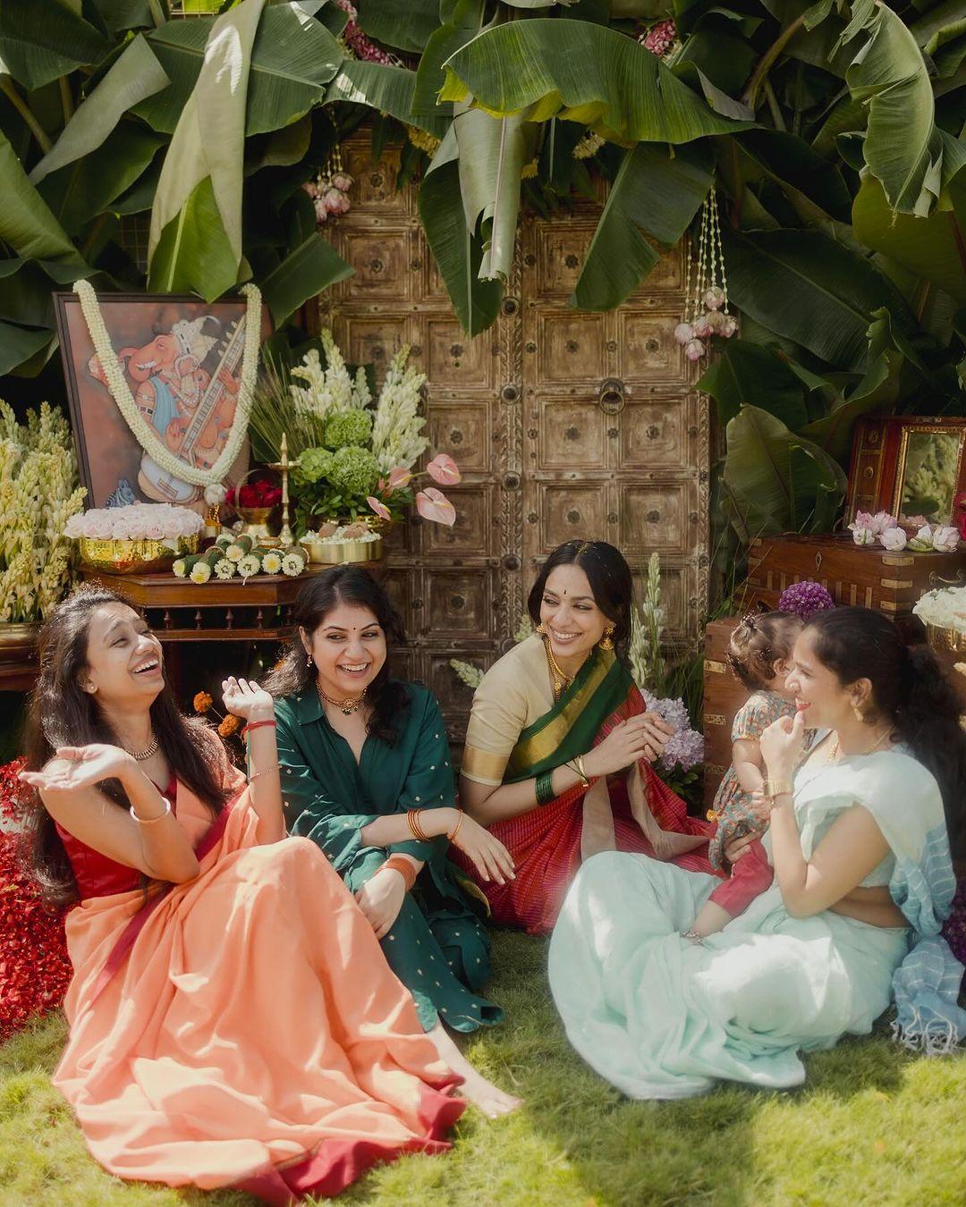 वह अपने परिवार के साथ मस्ती करती हूं अपनी प्री-वेडिंग सेरेमनी को एन्जॉय करती दिखाई दी.
