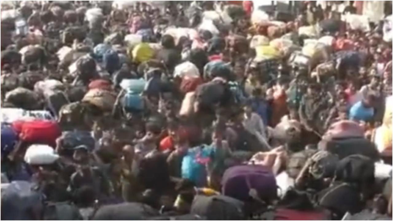 उधना स्टेशन के बाहर भीड़ (तस्वीर: सोशल मीडिया)