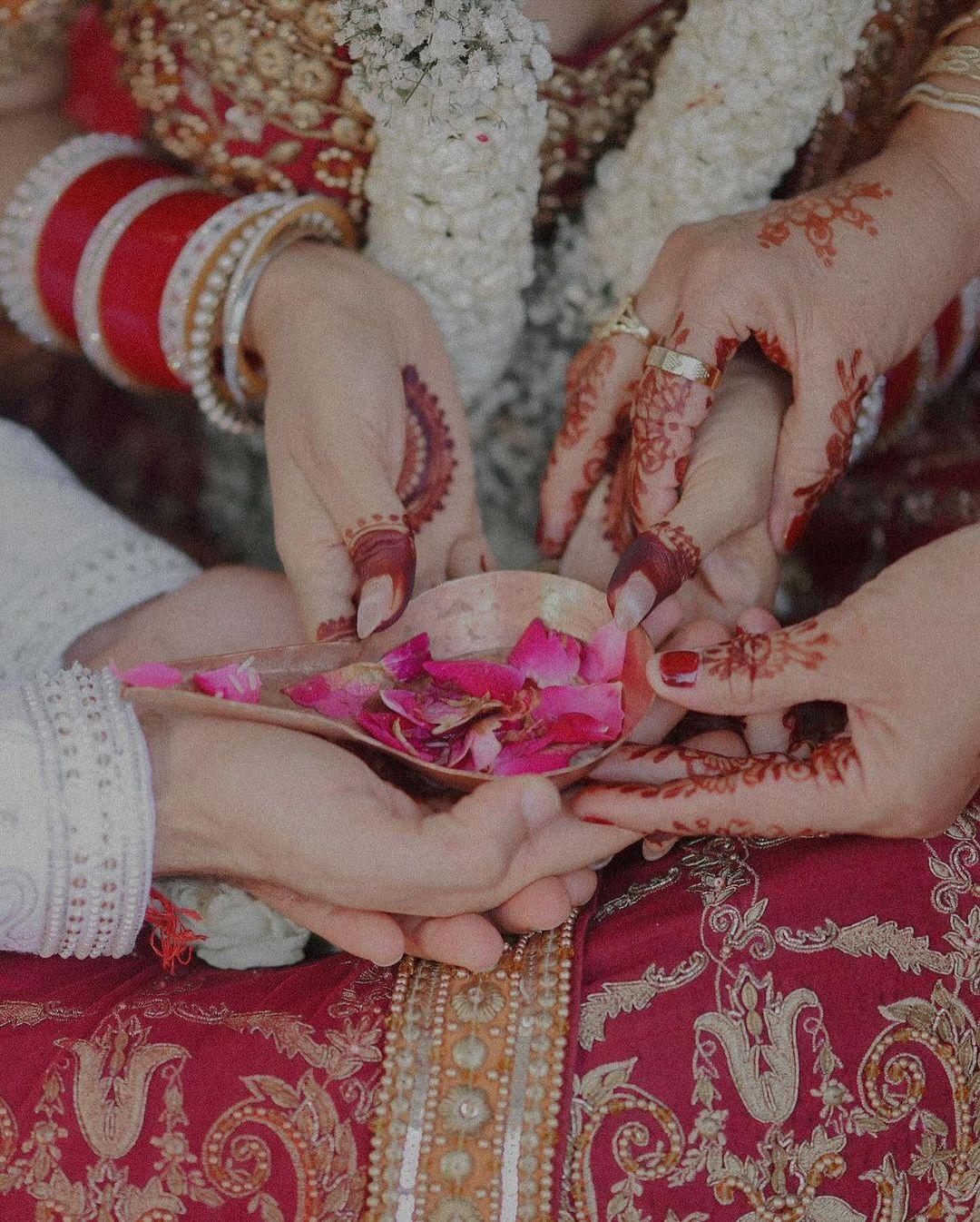 शादी की रस्में पारंपरिक अंदाज में संपन्न हुईं, और सभी ने इस खास मौके को बहुत एंजॉय किया. सुरभि की शादी की इन तस्वीरों में उनकी खुशी साफ-साफ झलक रही थी, और उन्होंने इसे फैंस के साथ साझा कर अपनी खुशी को और भी बढ़ा दिया.