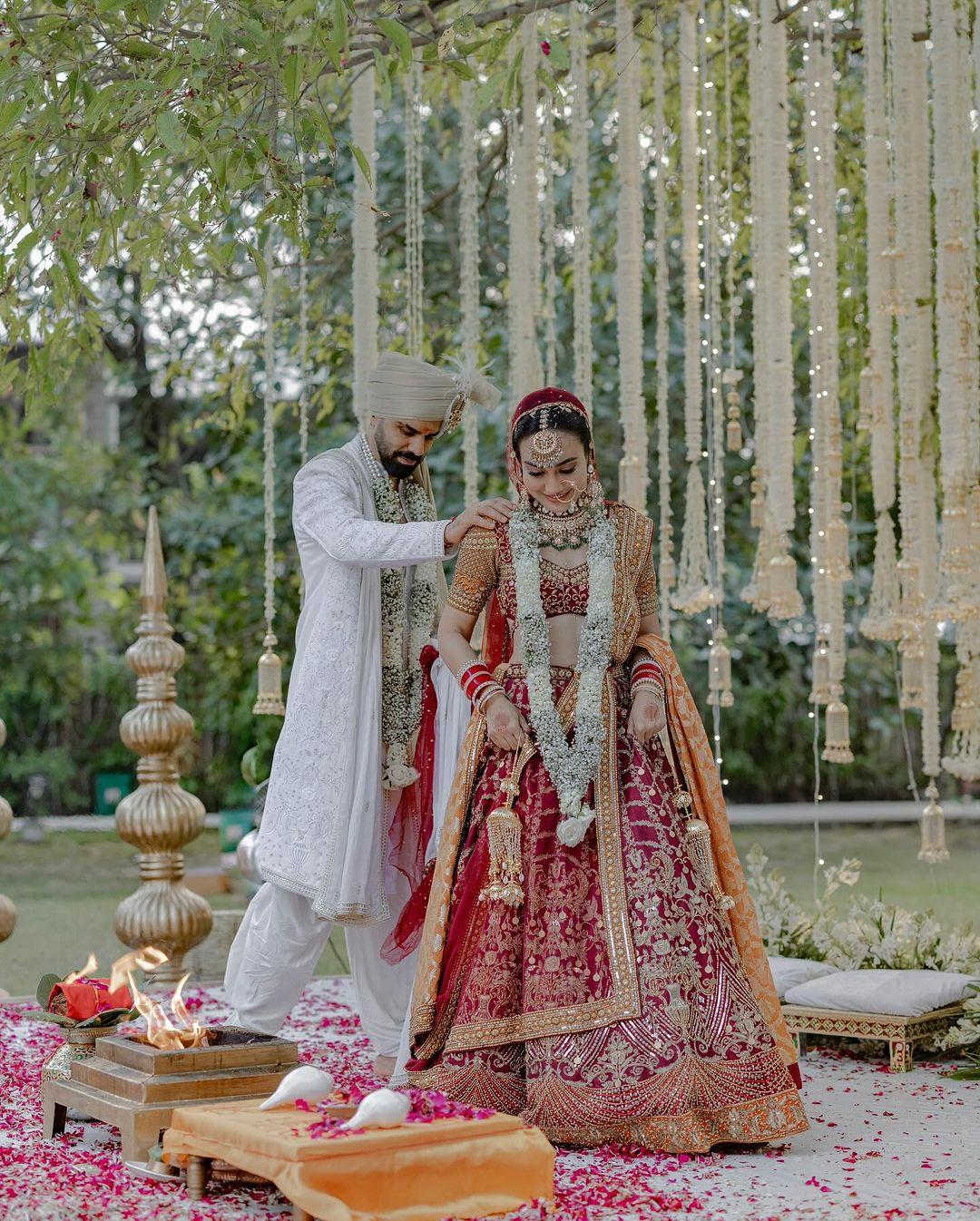 वहीं सुमित सूरी ने भी अपने खास दिन के लिए एक बहुत ही आकर्षक और क्लासिक लुक चुना. उन्होंने सफेद रंग की शेरवानी पहनी, जो उन पर बेहद जंच रही थी. सुमित ने इस शेरवानी को बेज रंग की पगड़ी के साथ पूरा किया, जिससे उनका लुक और भी खास हो गया. सुमित का यह पारंपरिक अंदाज सुरभि के साथ बिल्कुल मेल खा रहा था, और दोनों की जोड़ी बहुत ही खूबसूरत लग रही थी. 