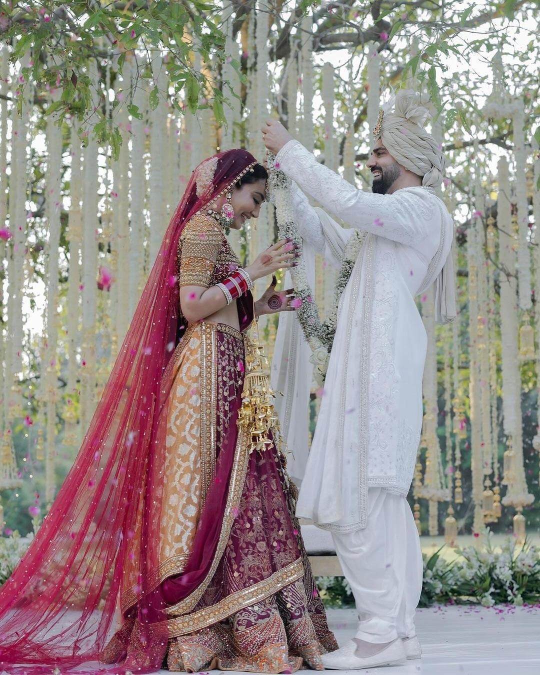 सुरभि और सुमित की यह नई जिंदगी की शुरुआत फैंस के लिए भी एक बड़ा खुशी का मौका है. फैंस अब उनकी नई यात्रा की कहानियों और खुशियों को देखने के लिए बेताब हैं. सुरभि ज्योति की यह शादी उनके फैंस के लिए एक बड़ा सरप्राइज थी और उन्होंने इसे बहुत सादगी और पारंपरिक तरीके से मनाया.