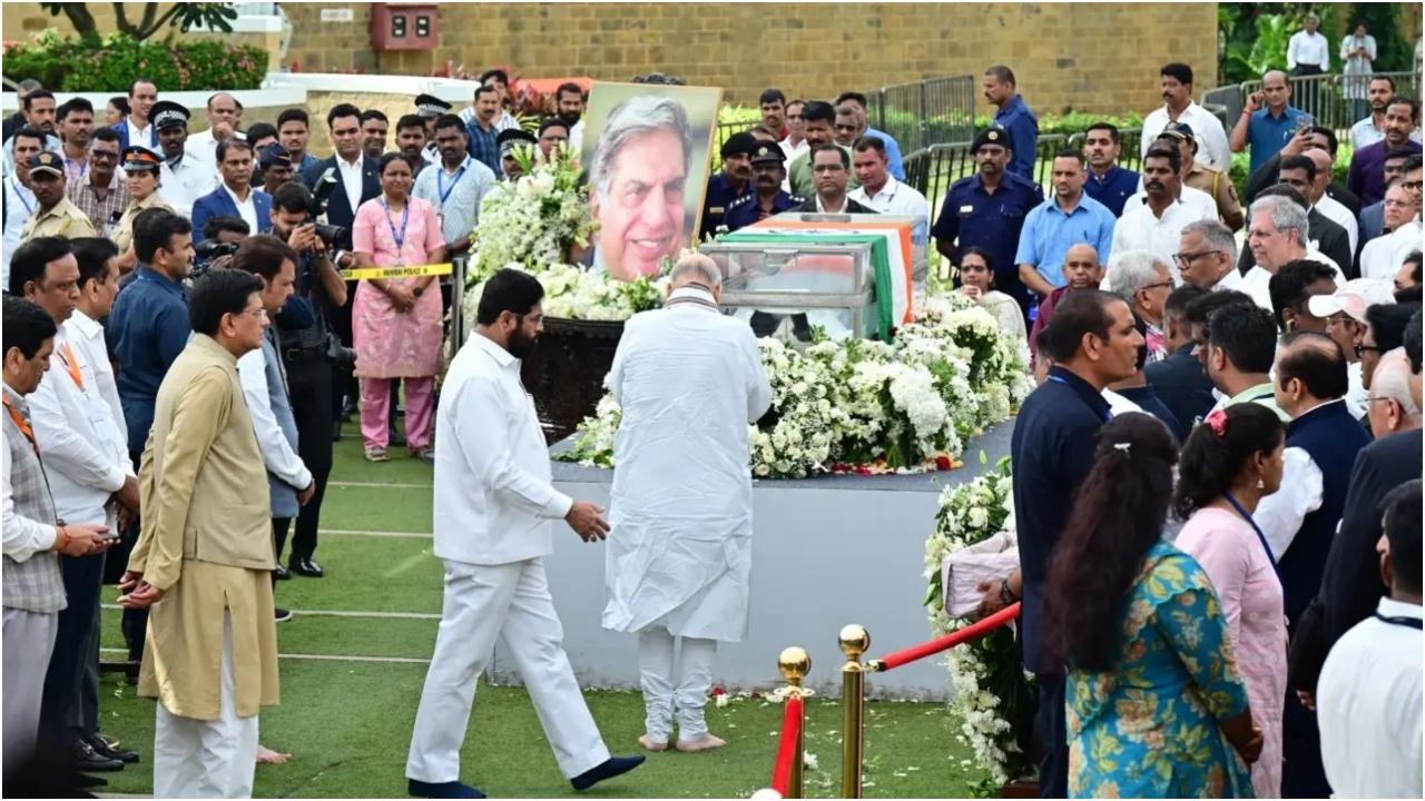 शाह मुख्यमंत्री एकनाथ शिंदे, उपमुख्यमंत्री देवेंद्र फडणवीस और केंद्रीय वाणिज्य मंत्री पीयूष गोयल के साथ साउथ मुंबई में राष्ट्रीय प्रदर्शन कला केंद्र (एनसीपीए) पहुंचे.