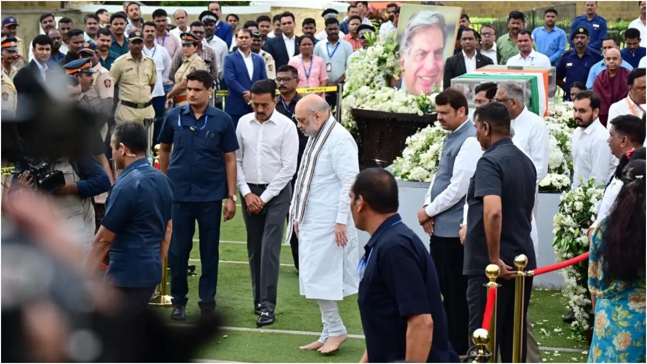 राजनेताओं, कॉरपोरेट नेताओं और वरिष्ठ पुलिस अधिकारियों सहित सभी क्षेत्रों के हजारों लोग एनसीपीए पहुंचे, जहां टाटा के पार्थिव शरीर को रखा गया है, और उन्होंने दिग्गज उद्योगपति को श्रद्धांजलि दी.