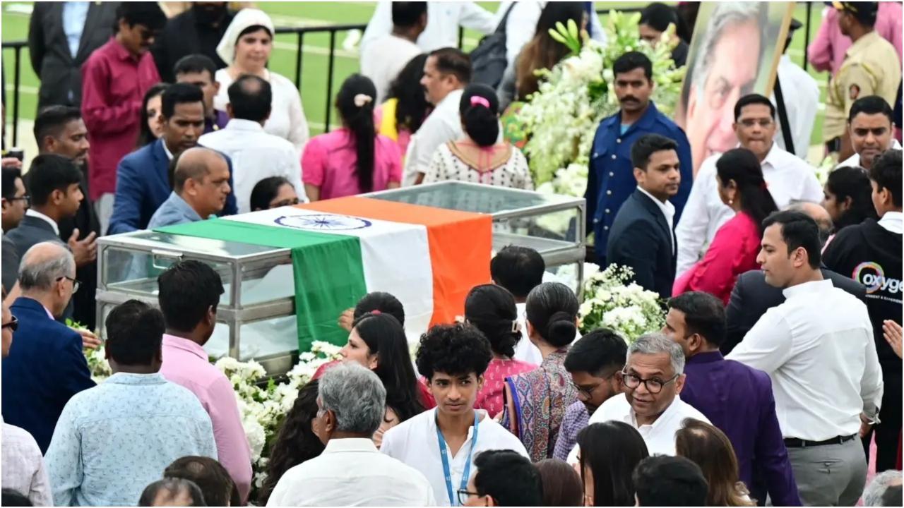 जब नेताओं ने श्रद्धांजलि दी, तो आम जनता और उद्योग जगत के कई नेता भी अंतिम संस्कार में शामिल हुए, जो विभिन्न क्षेत्रों में रतन टाटा के प्रति अगाध सम्मान को दर्शाता है.