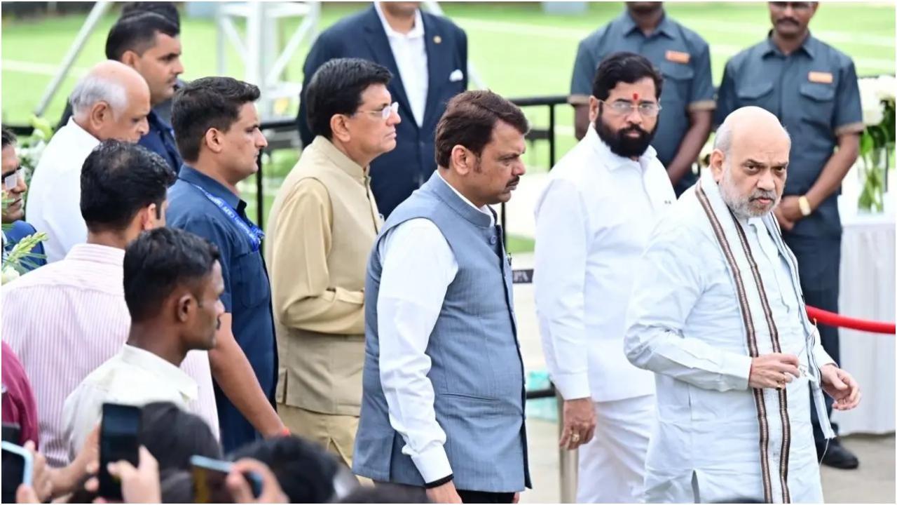 अमित शाह ने देवेंद्र फडणवीस, सीएम शिंदे के साथ गुरुवार को मुंबई में उद्योगपति रतन टाटा को श्रद्धांजलि दी. तस्वीरें/शादाब खान