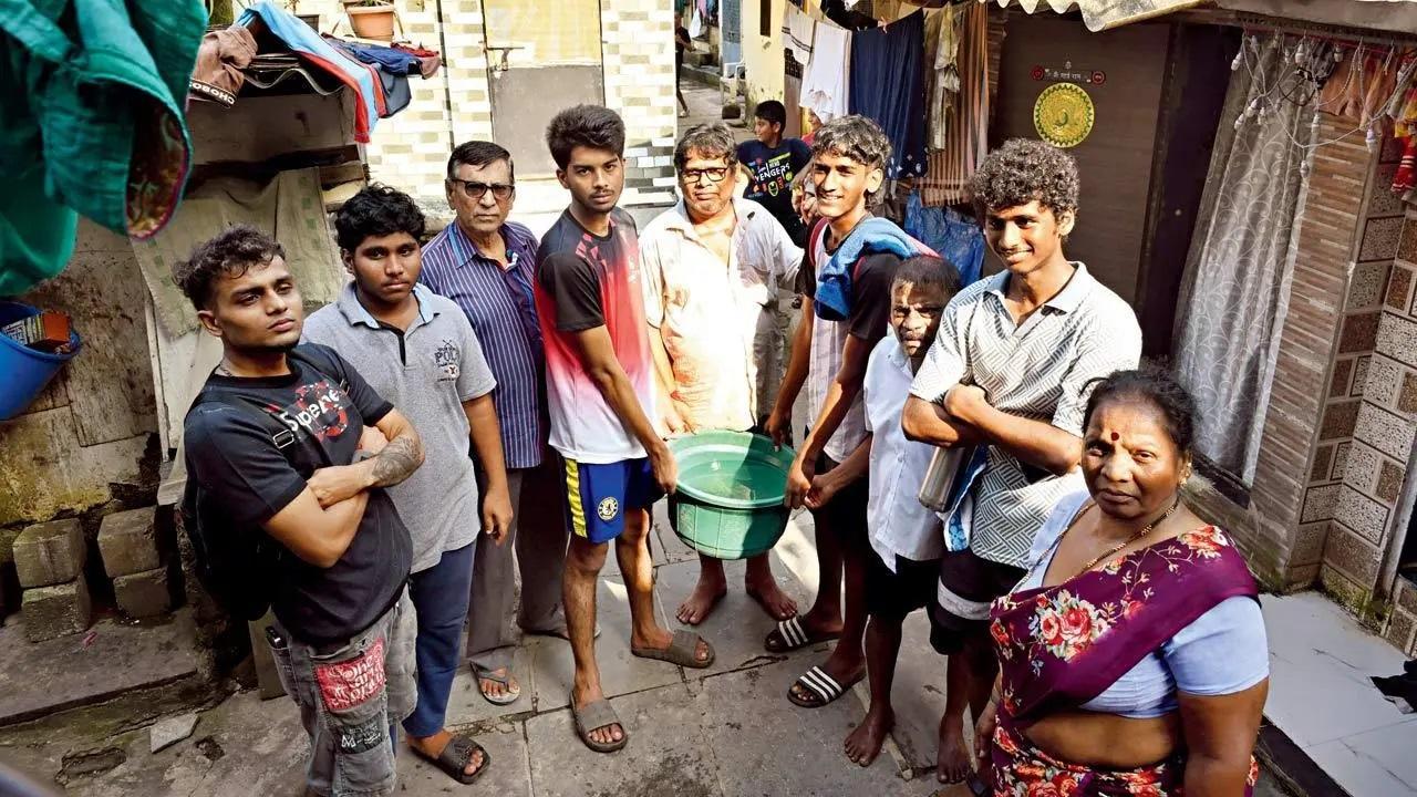 मणि पाड़ा चॉल के निवासियों का दावा है कि उन्हें पिछले दो दिनों से पानी नहीं मिला है. Pics/Anurag Ahire.
