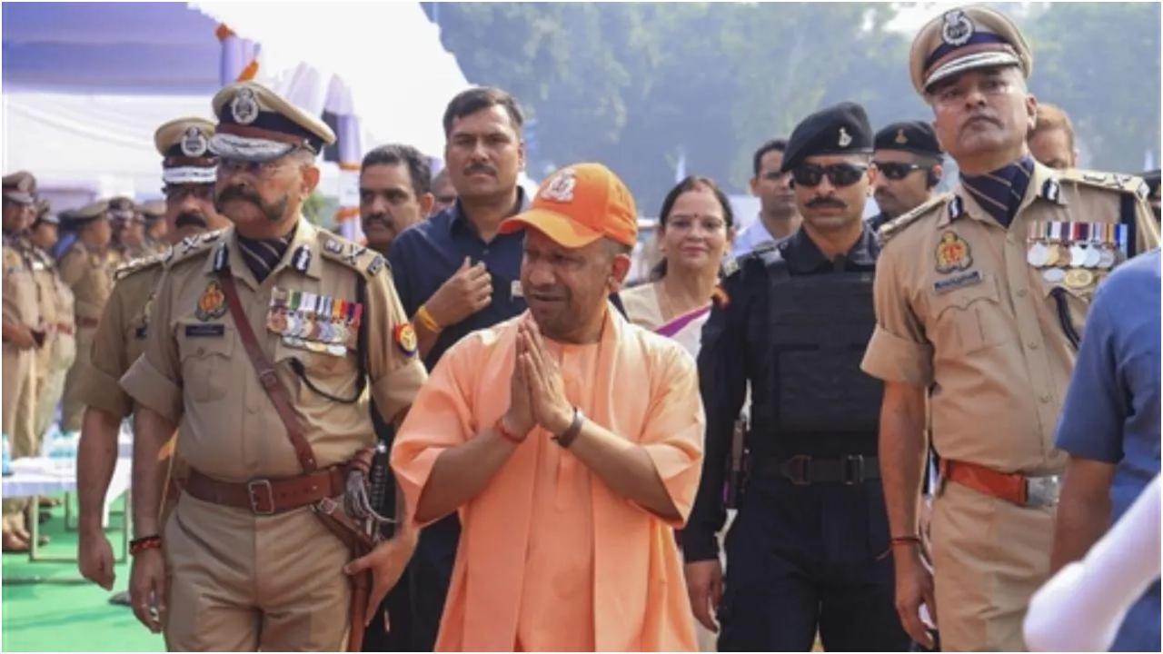 उत्तर प्रदेश के मुख्यमंत्री योगी आदित्यनाथ सोमवार, 21 अक्टूबर को लखनऊ में पुलिस स्मृति दिवस समारोह के दौरान. (तस्वीर/पीटीआई)