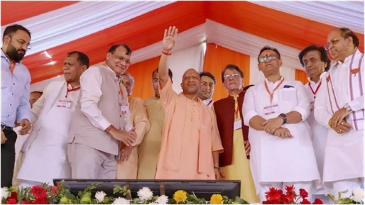 उत्तर प्रदेश के मुख्यमंत्री योगी आदित्यनाथ 29 अक्टूबर, 2024 को मेरठ में ईएसआई अस्पताल के शिलान्यास समारोह के दौरान. (तस्वीर/पीटीआई)