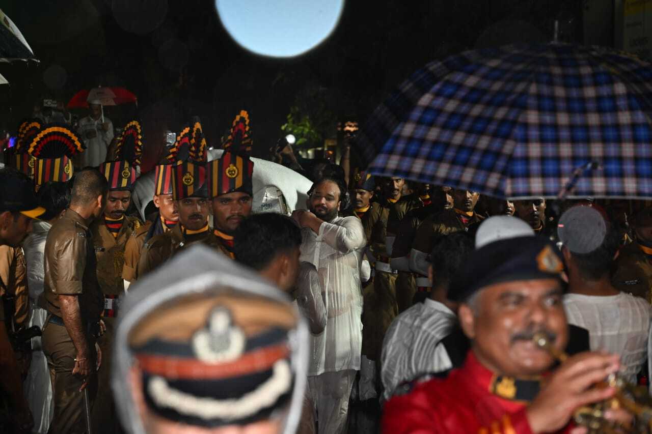 उनकी हत्या को लेकर कई नेताओं ने प्रशासन की कड़ी आलोचना की है. साथ ही, लोगों ने मुंबई जैसे बड़े शहर में ऐसी घटनाओं पर रोक लगाने के लिए सुरक्षा व्यवस्था को और मजबूत करने की मांग की है.