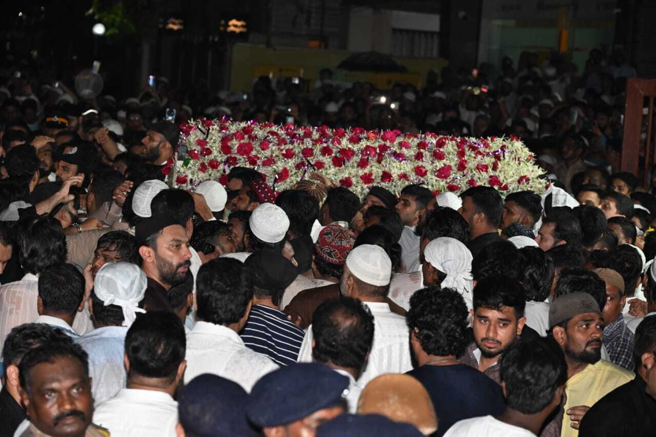 सिद्दीकी एक अनुभवी नेता थे और उन्हें बांद्रा क्षेत्र में बहुत सम्मानित माना जाता था. उनकी हत्या से पूरे राजनीतिक गलियारे में आक्रोश फैल गया है.