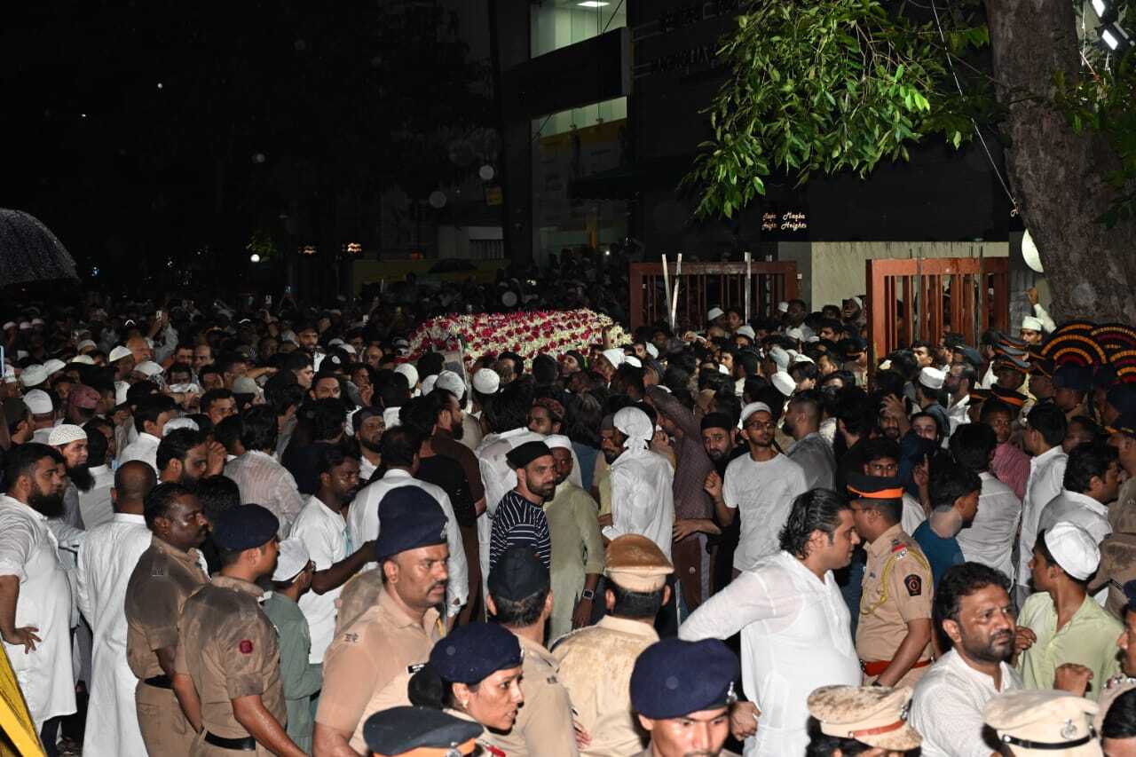 बाबा सिद्दीकी की हत्या से महाराष्ट्र की राजनीति में एक बार फिर से कानून व्यवस्था पर सवाल खड़े हो गए हैं. 