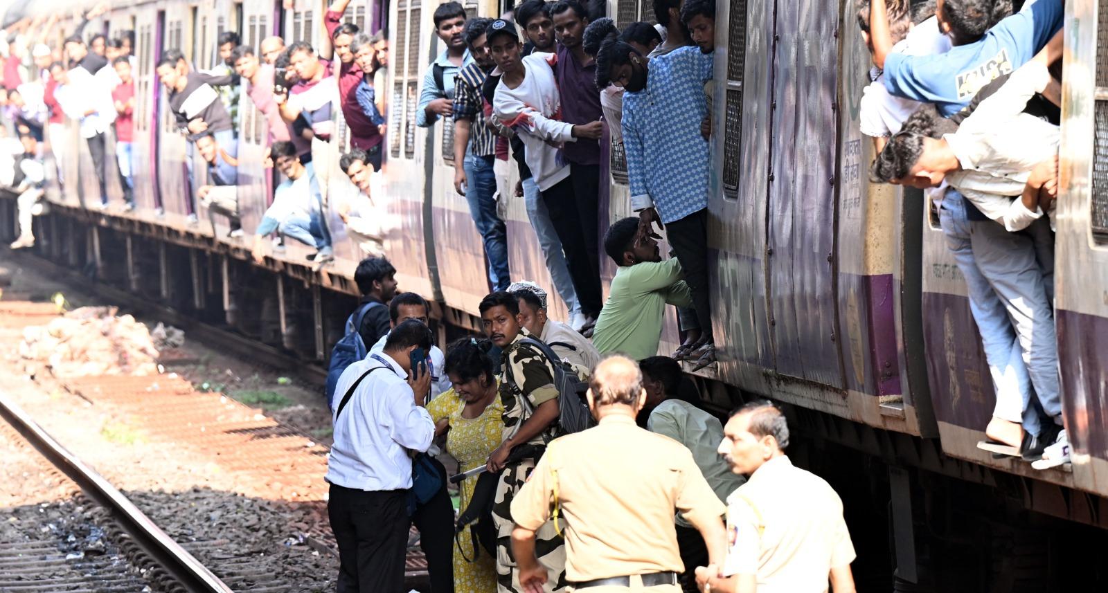 माया राव, जो दृष्टिहीन थीं, को बाहर निकलने में बेहद मुश्किल हो रही थी. इस स्थिति में, रेलवे पुलिस और रेलवे कर्मचारियों ने तत्परता दिखाई. 