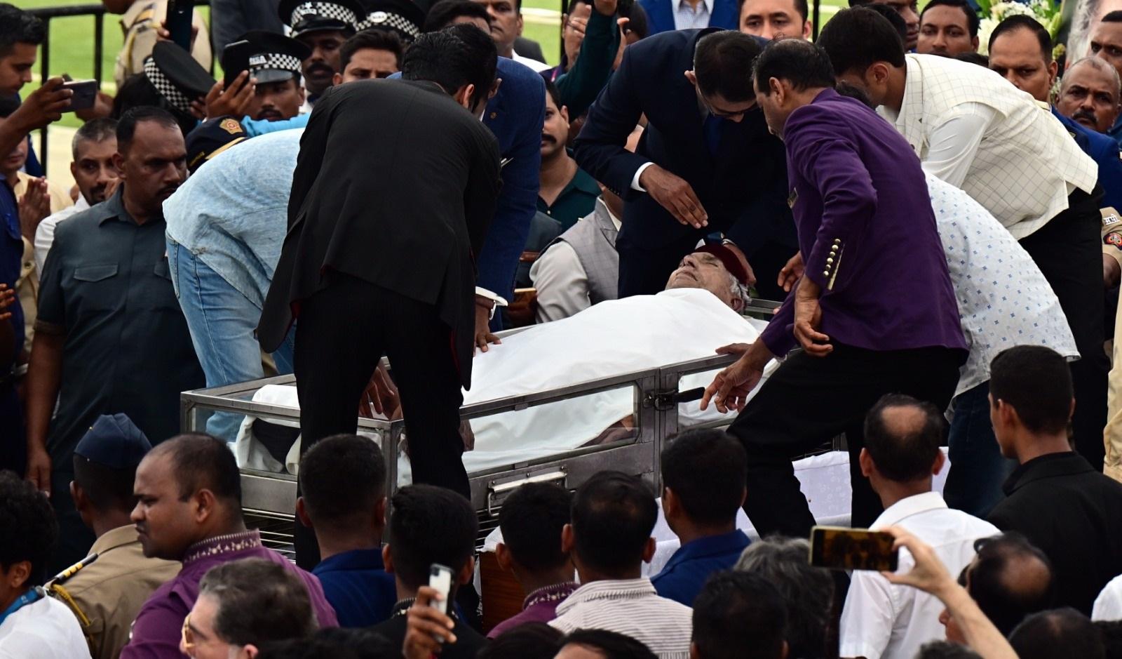 रतन टाटा के निधन के बाद, शांतनु नायडू की भावनात्मक स्थिति ने सभी को यह महसूस कराया कि यह सिर्फ एक व्यवसायिक संबंध नहीं, 