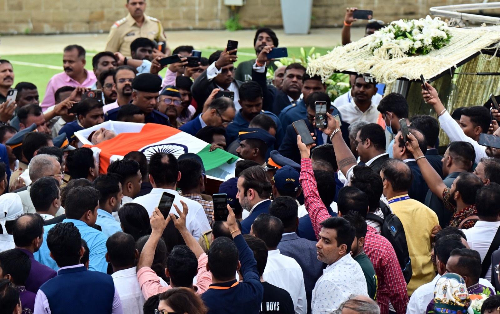 रतन टाटा और शांतनु नायडू की दोस्ती एक अनोखी मिसाल थी, जहां उम्र के अंतर के बावजूद दोनों के बीच एक गहरी समझ और सम्मान का रिश्ता था. 