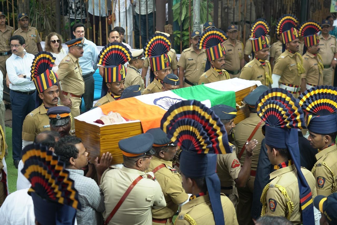 रतन टाटा को देश के प्रमुख राजनेता, उद्योग जगत के दिग्गज, अभिनेता और अन्य हस्तियों ने पहुंचकर रतन टाटा को भावभीनी श्रद्धांजलि अर्पित की.