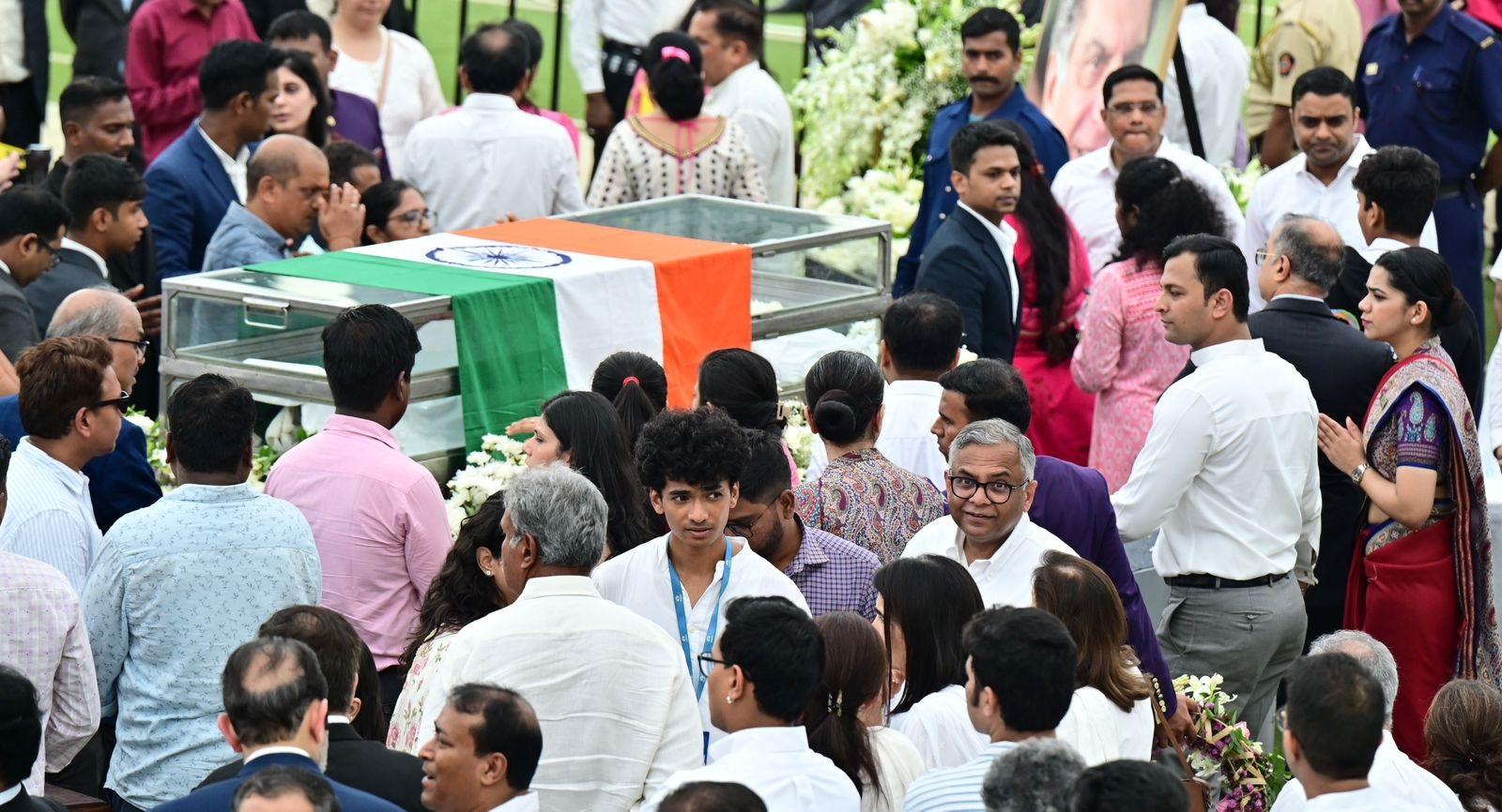 शांतनु नायडू, जो टाटा समूह के एक युवा अधिकारी और रतन टाटा के करीबी मित्र माने जाते हैं, अंतिम यात्रा के दौरान बेहद भावुक और बेचैन दिखाई दिए. 