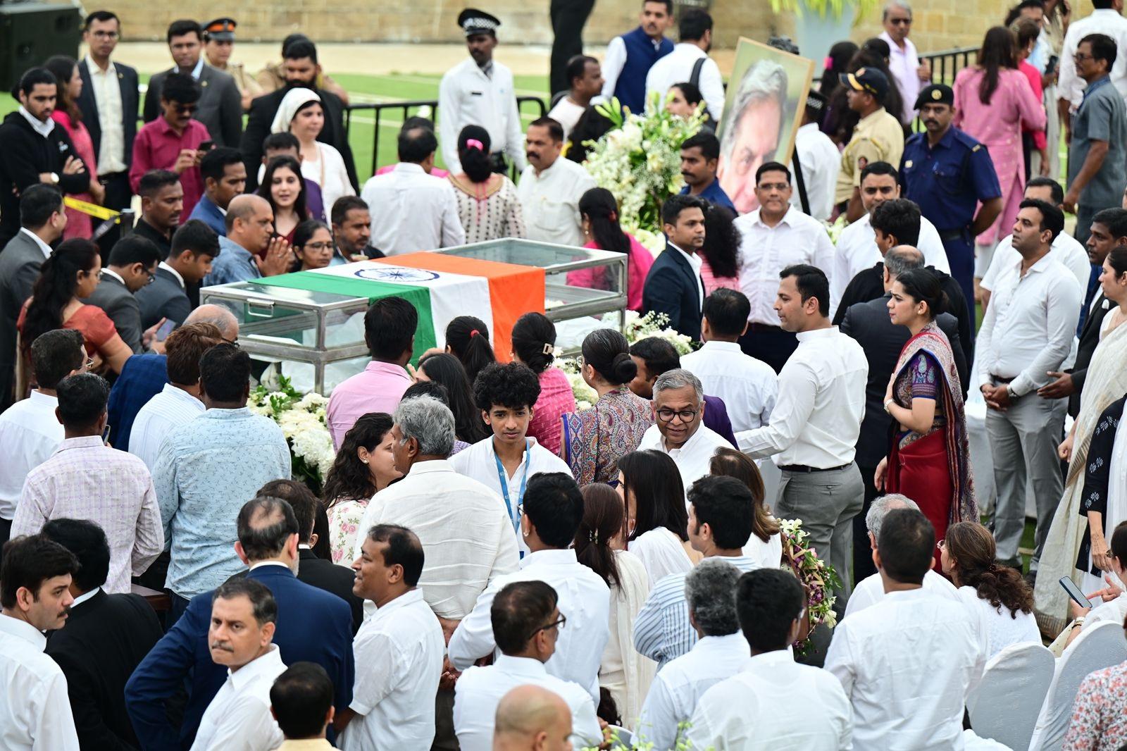 रतन टाटा के अंतिम संस्कार के दौरान उनकी करीबी मित्रता शांतनु नायडू पर सबकी निगाहें टिकी थीं. 