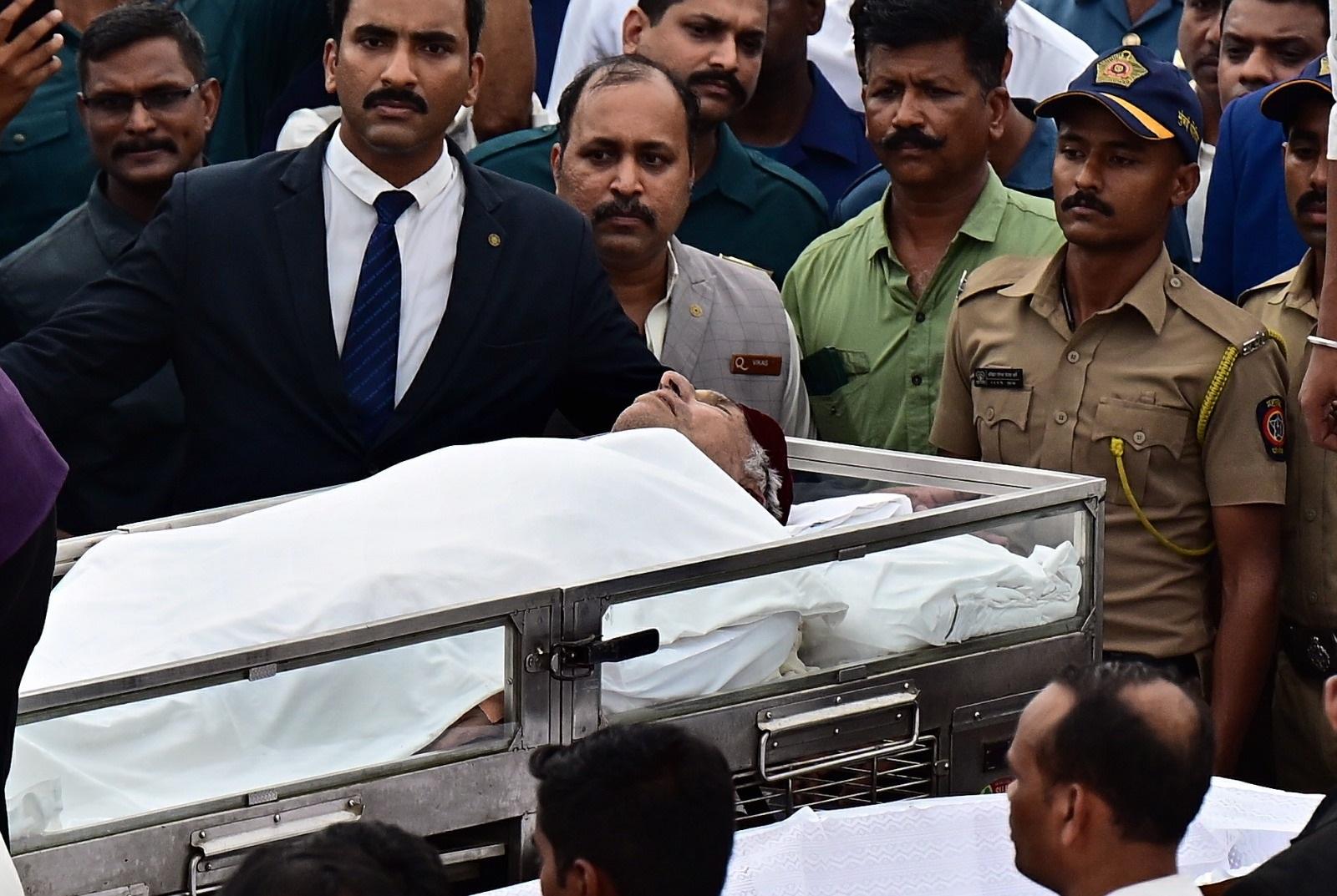 बल्कि एक गहरा व्यक्तिगत बंधन था. रतन टाटा का अंतिम संस्कार देश के लिए एक भावुक क्षण था, 