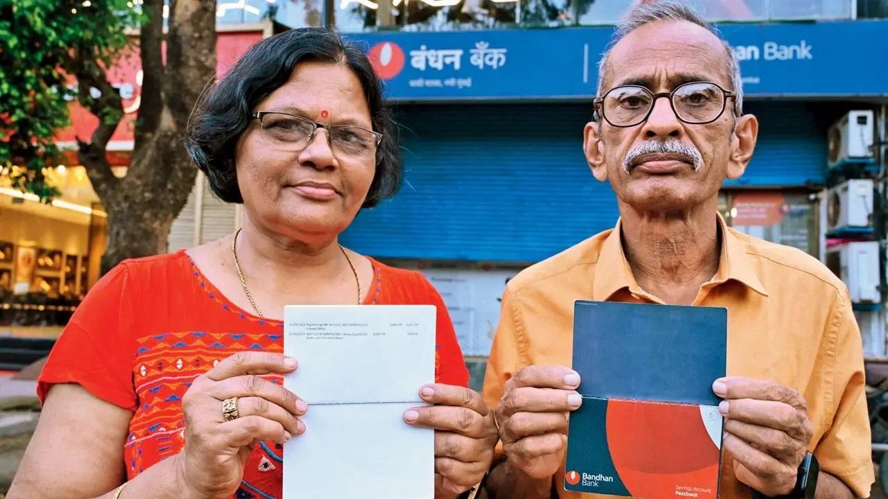 वरिष्ठ दंपत्ति रमा गुप्ता (बाएं) और दीपक गुप्ता अपनी बैंक पासबुक दिखाते हुए. तस्वीर/राजेश गुप्ता