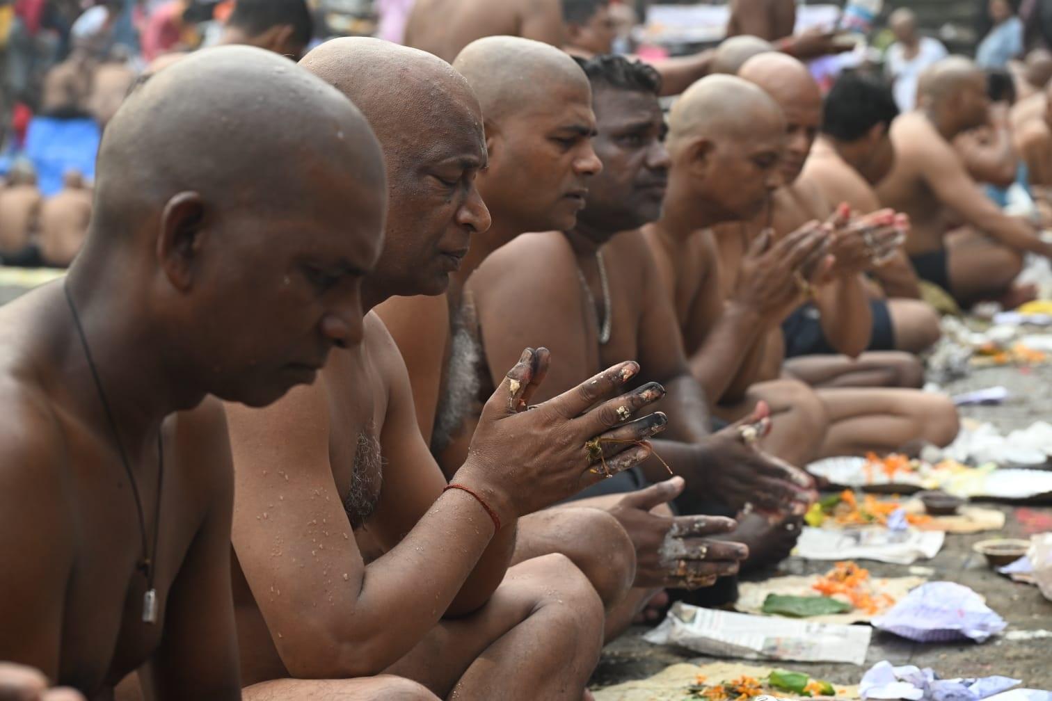 ऐसा माना जाता है कि इस दिन किए गए तर्पण और पिंडदान से तीन पीढ़ियों के पितरों को मोक्ष प्राप्त होता है,