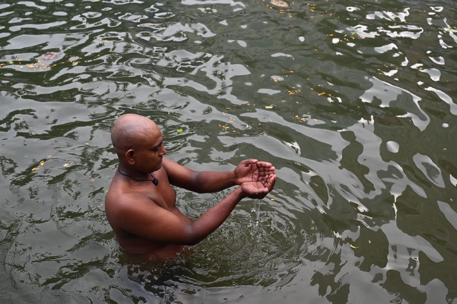 इस समय उन्हें तृप्त करने से पितर दोष दूर होता है, जो कि व्यक्ति के जीवन में आ रही कई बाधाओं का कारण हो सकता है. 
