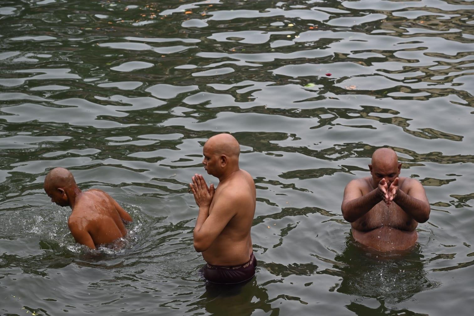 पितरों का श्राद्ध और तर्पण करने से उनकी आत्मा को शांति मिलती है और परिवार को उनका आशीर्वाद प्राप्त होता है. 