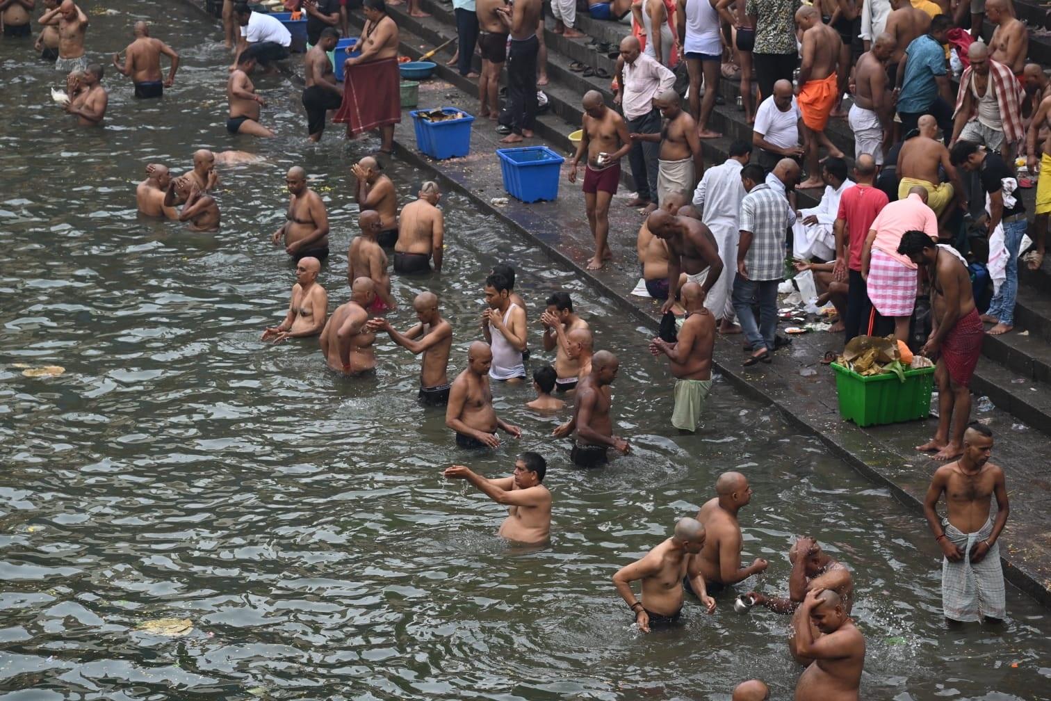 सर्वपितृ अमावस्या का यह दिन उन सभी पूर्वजों के लिए विशेष होता है, जिनकी मृत्यु तिथि ज्ञात नहीं होती या जिनका श्राद्ध किसी कारणवश नहीं हो पाता. 
