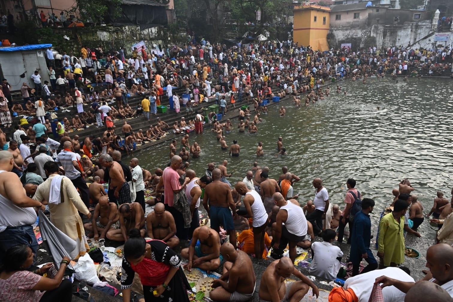 अपने पूर्वजों की आत्मा की शांति के लिए अर्पण करते हैं.
