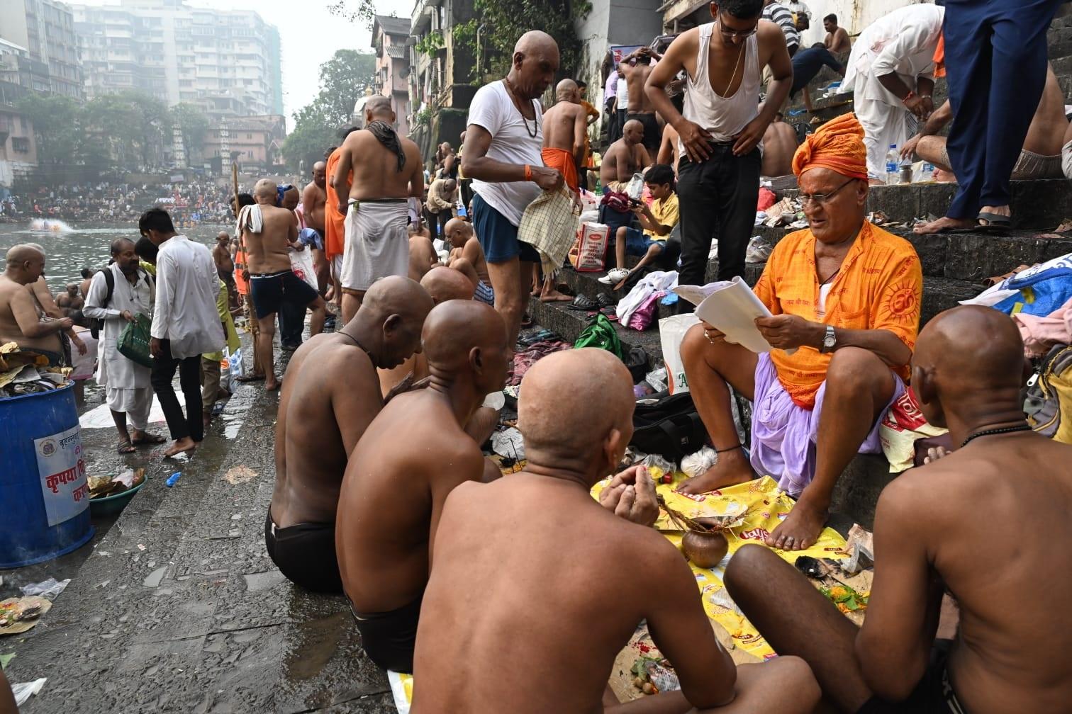 मान्यता है कि पितृ पक्ष के इन दिनों में पूर्वज धरती पर आते हैं और अपने परिजनों से अन्न और जल की कामना करते हैं. 