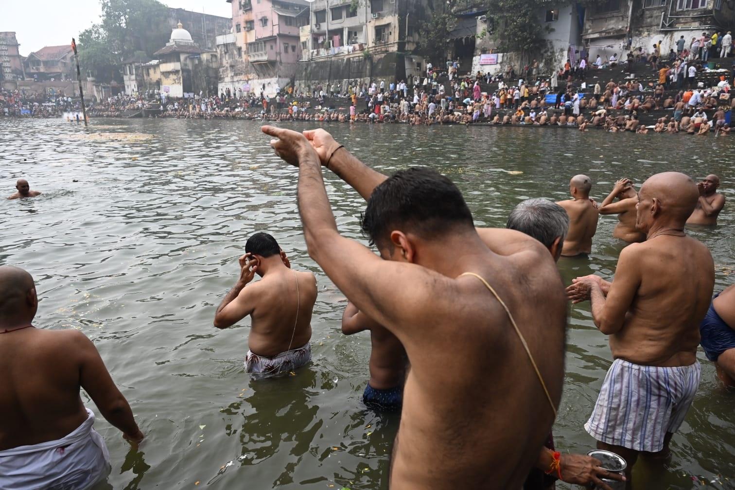 पिंडदान के दौरान लोग अपने पूर्वजों की आत्मा को तृप्त करने के लिए अन्न और जल का अर्पण करते हैं.