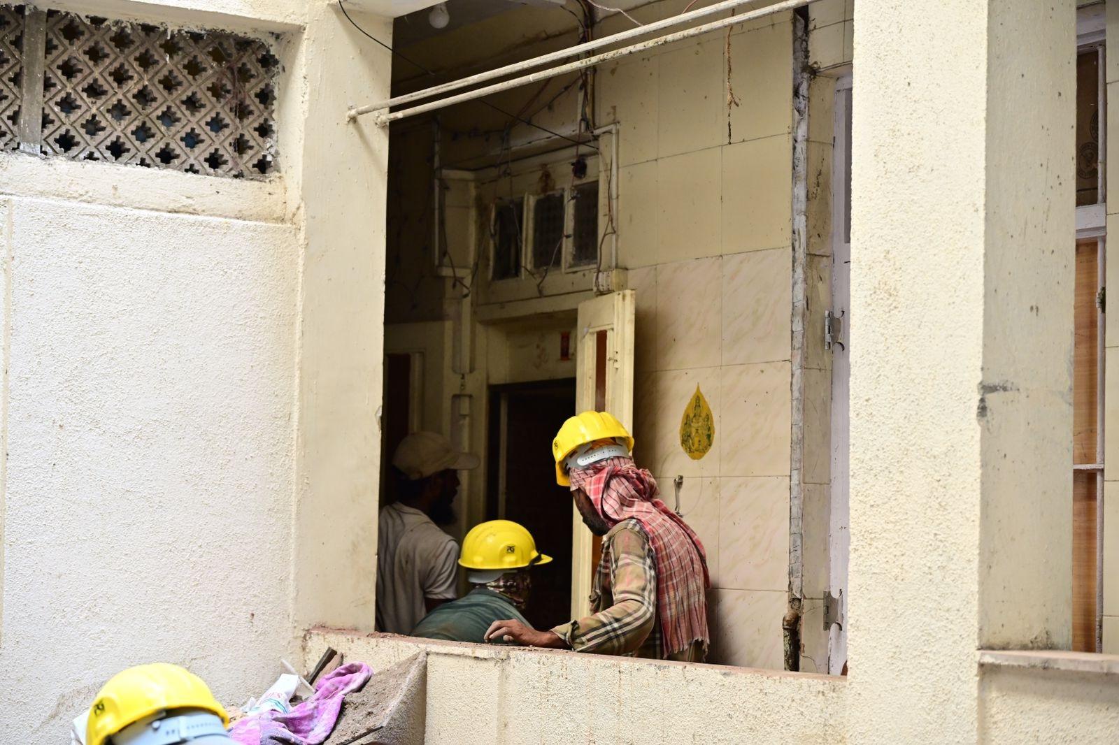 स्थानीय निवासियों का कहना है कि घटना के कुछ महीने पहले म्हाडा द्वारा इमारत की मरम्मत की गई थी, इसके बावजूद यह दुर्घटना हुई. 