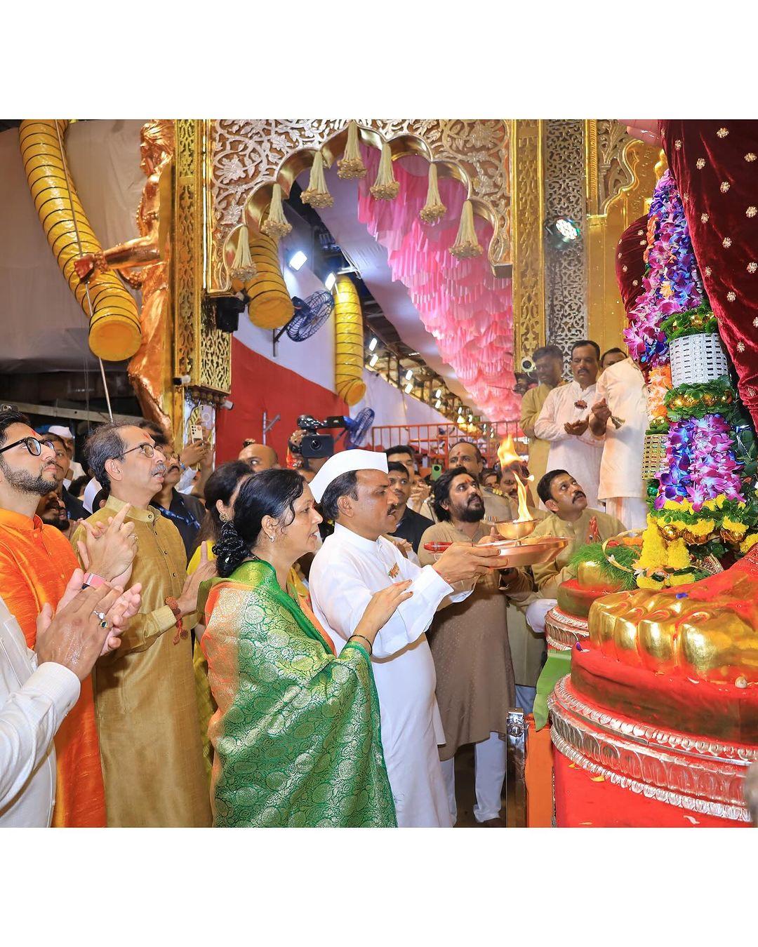 ठाकरे परिवार ने बप्पा के चरणों में श्रद्धा निवेदित की और आरती में शामिल होकर गणपति बप्पा से आशीर्वाद प्राप्त किया. 