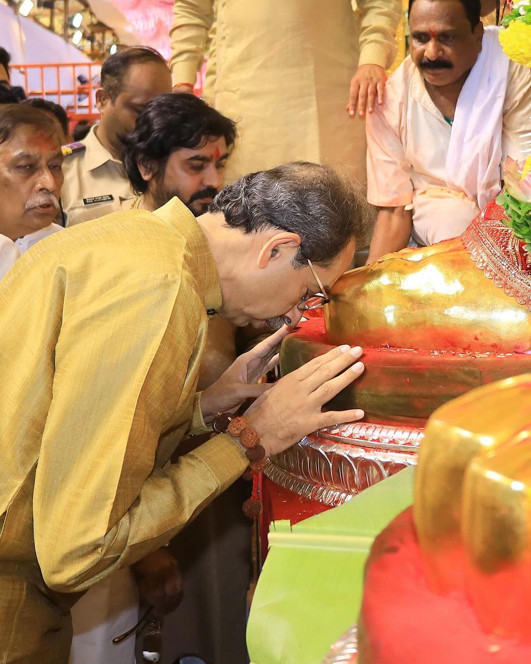 ठाकरे परिवार के दर्शन के दौरान सुरक्षा के भी कड़े इंतजाम किए गए थे ताकि भीड़ को नियंत्रित किया जा सके और सभी श्रद्धालुओं को सुरक्षित रूप से दर्शन का अवसर मिल सके. 