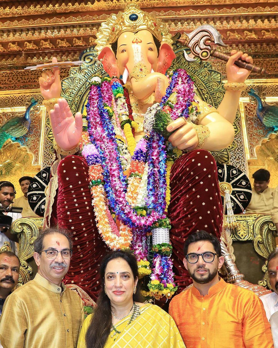 बता दें, आगामी विधानसभा चुनाव के मैदान में उतारने के लिए उद्धव ठाकरे की पार्टी शिव सेना (UBT) तैयारी में जुट गई है. 