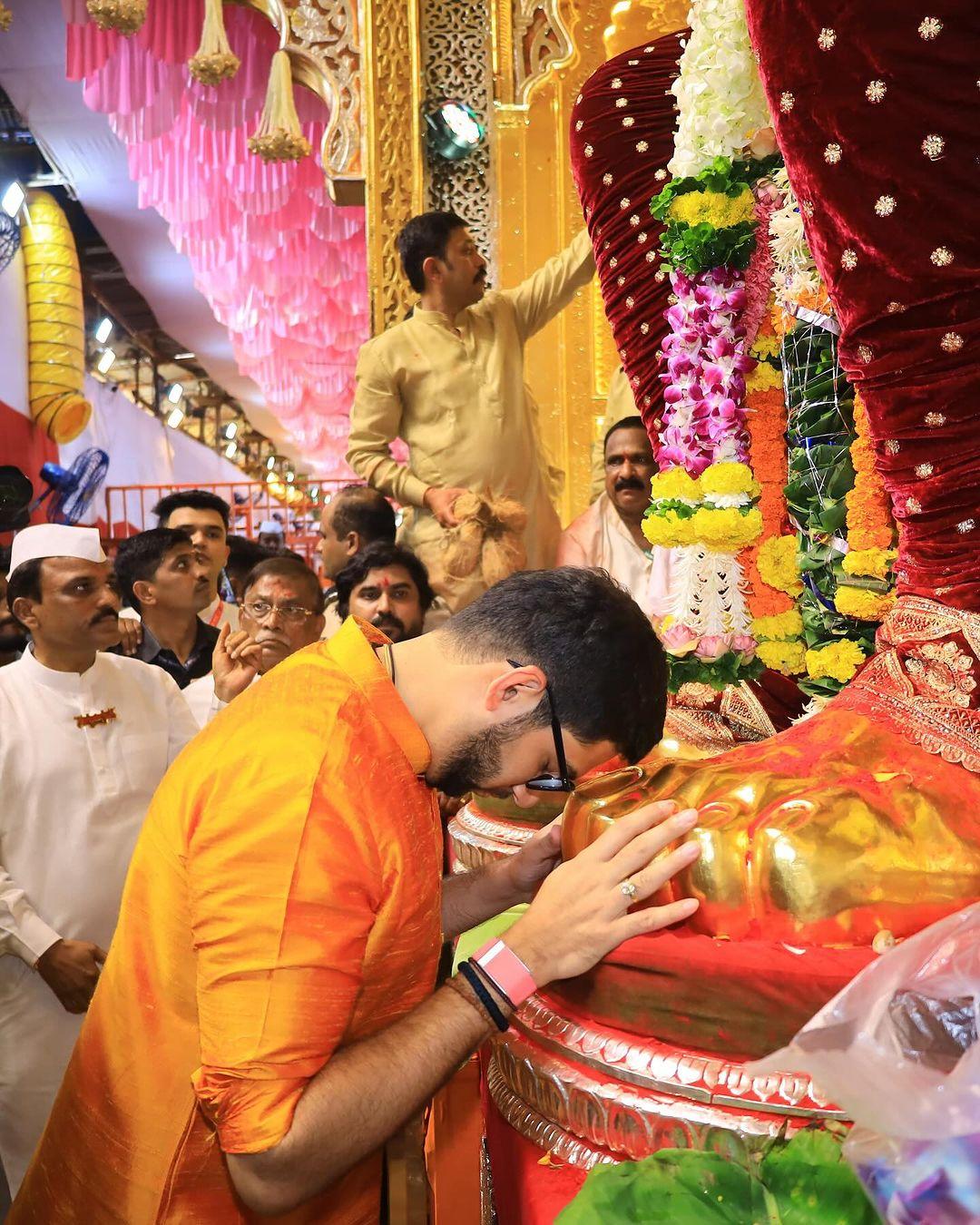 उद्धव ठाकरे और उनके परिवार के दर्शन से पंडाल में मौजूद अन्य भक्तों में भी उत्साह का माहौल बना रहा. 