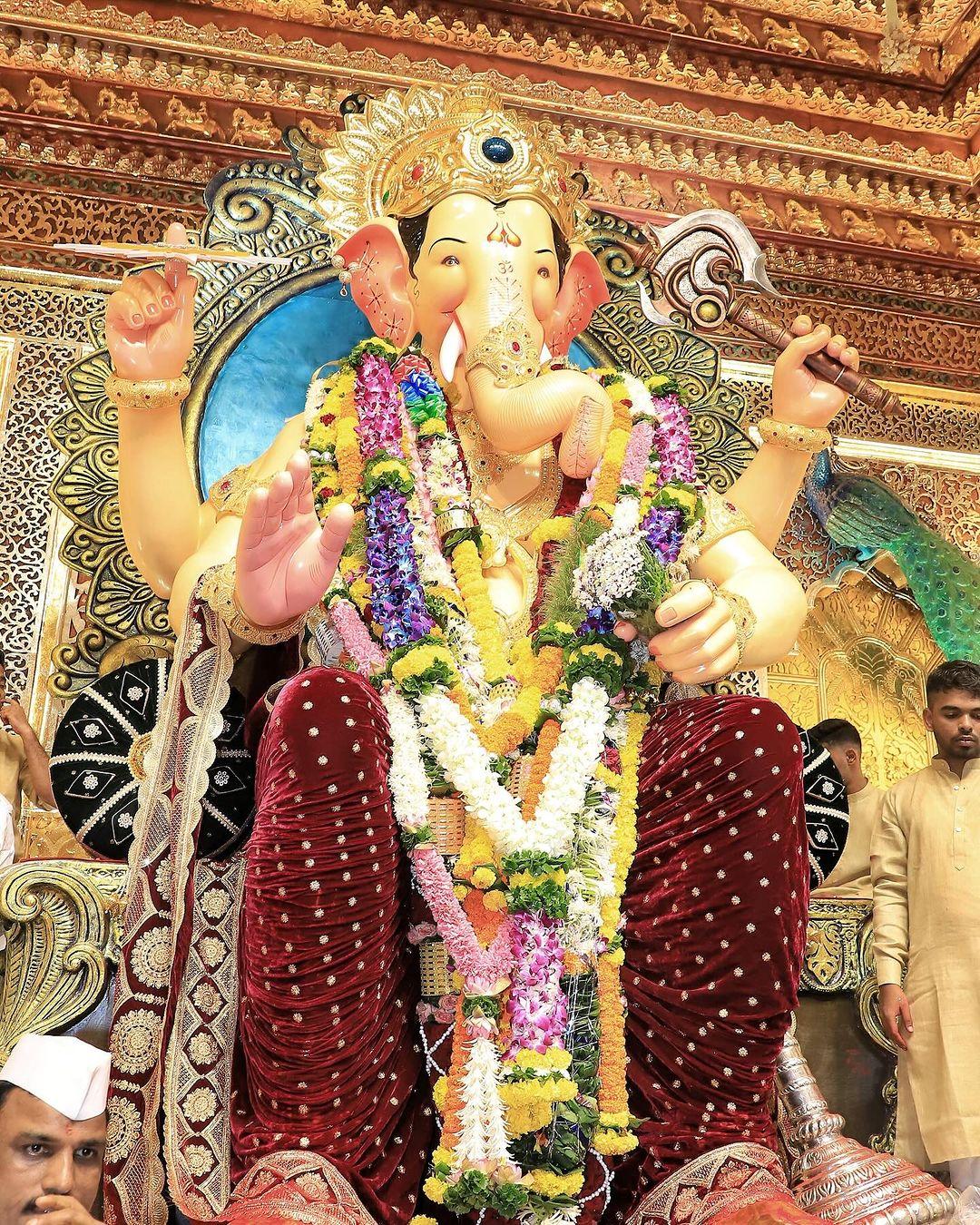 लालबाग के राजा के अलावा ठाकरे परिवार ने अन्य गणेश जी के मूर्तियों के दर्शन भी किए. 