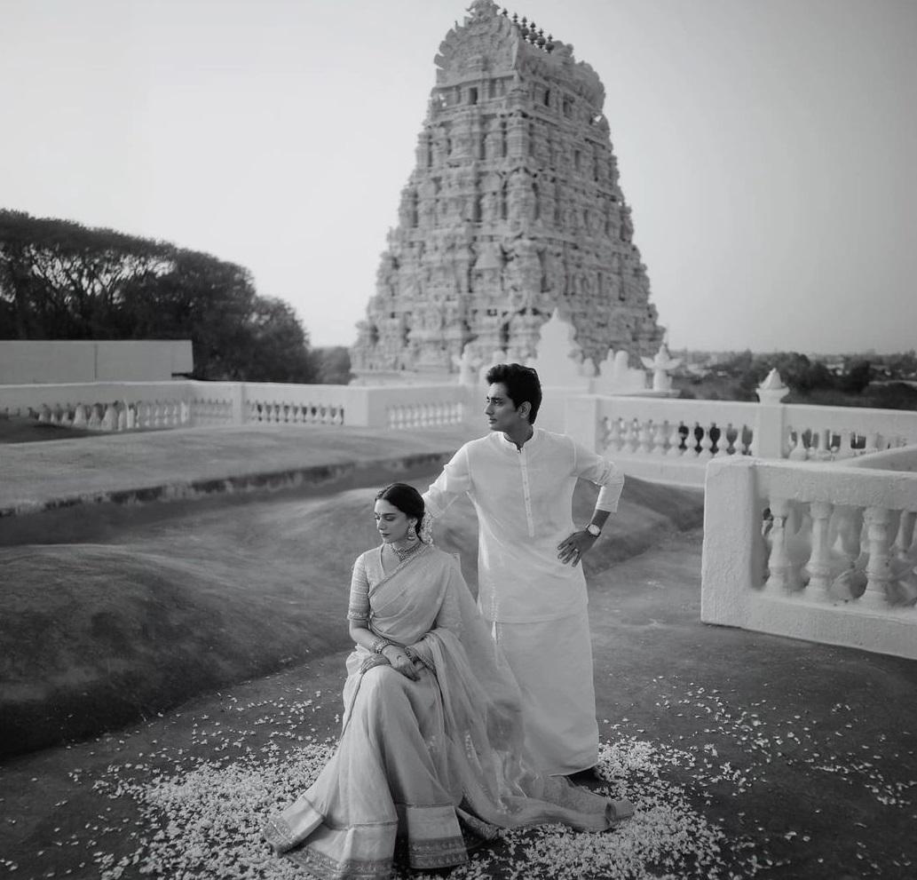 शादी की खूबसूरत तस्वीरें पोस्ट करते हुए कपल ने कैप्शन में लिखा, `You are my Sun, my Moon, and all my Stars… To being Pixie Soulmates for eternity…to laughter, to never growing up… To Eternal Love, Light & Magic.`