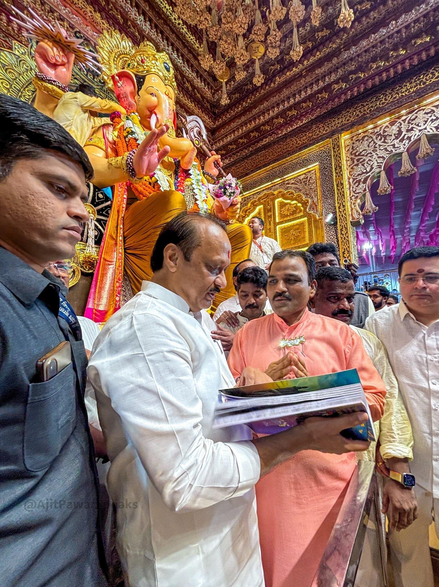पवार ने मीडिया से बातचीत में अपनी धार्मिक यात्रा का जिक्र करते हुए बताया कि वे पहले पुणे में गणेश दर्शन के लिए गए थे, फिर बारामती में दर्शन किए, और अब मुंबई के लालबाग के राजा, चिंतामणि और सिद्धिविनायक मंदिर में गणपति बप्पा के दर्शन के लिए पहुंचे हैं. 