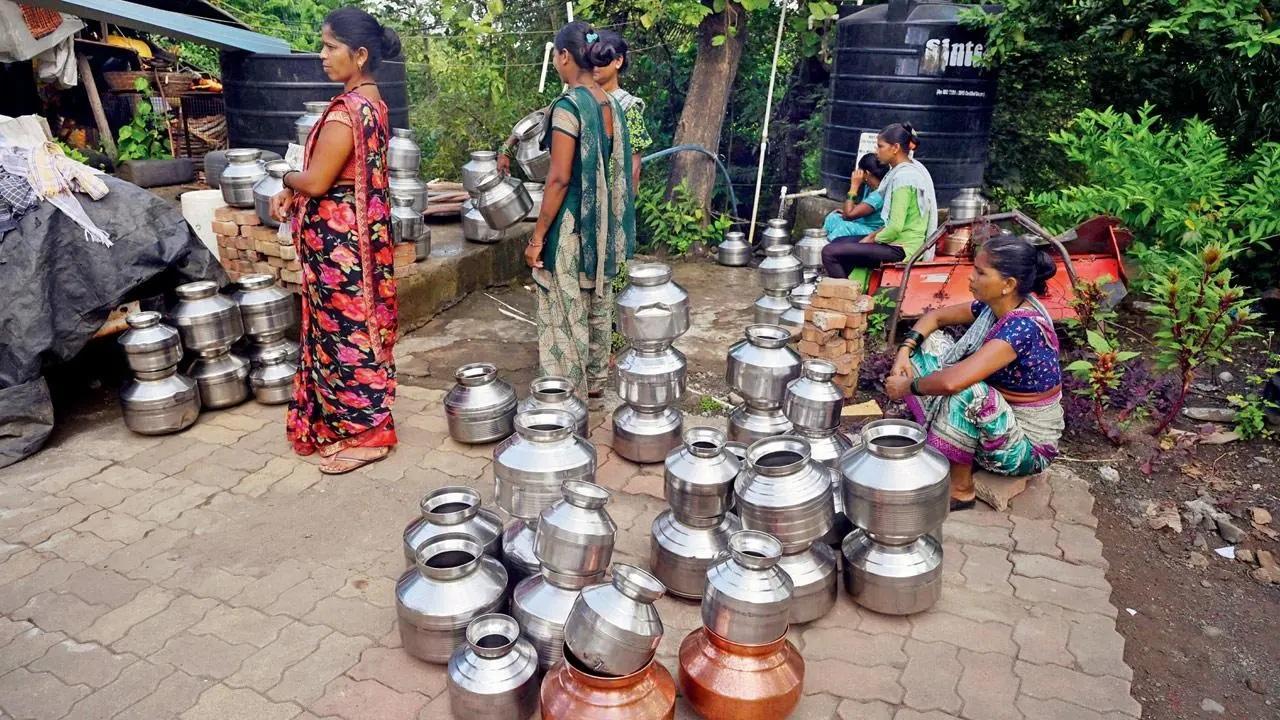 बोहोनोली गांव में महिलाएं गांव के बोरवेल से पानी भरने के लिए कतार में खड़ी हैं. 