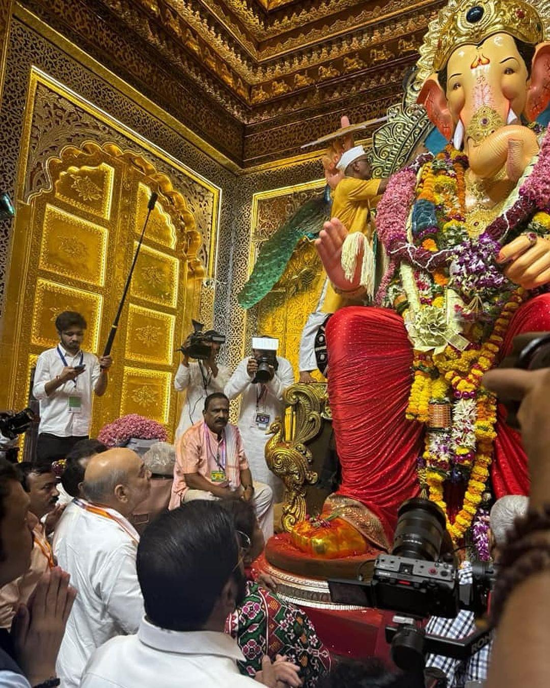 लालबागचा राजा का गणेशोत्सव महाराष्ट्र में खास महत्व रखता है और कई प्रमुख राजनीतिक नेता हर साल इस कार्यक्रम में शामिल होते हैं. 