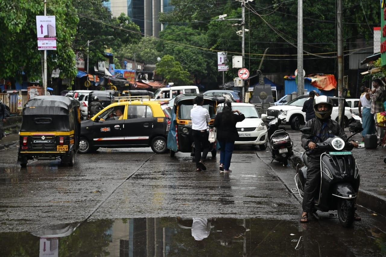 मिड-डे के फोटोग्राफर द्वारा ली गई तस्वीरों के जरीए अंधेरी सबवे में पानी का भयानक दृश्य सामने आया है. इन तस्वीरों में देखा जा सकता है कि किस प्रकार सड़क पूरी तरह से जलमग्न हो चुकी है और कई वाहन जलजमाव में फंसे हुए हैं. 