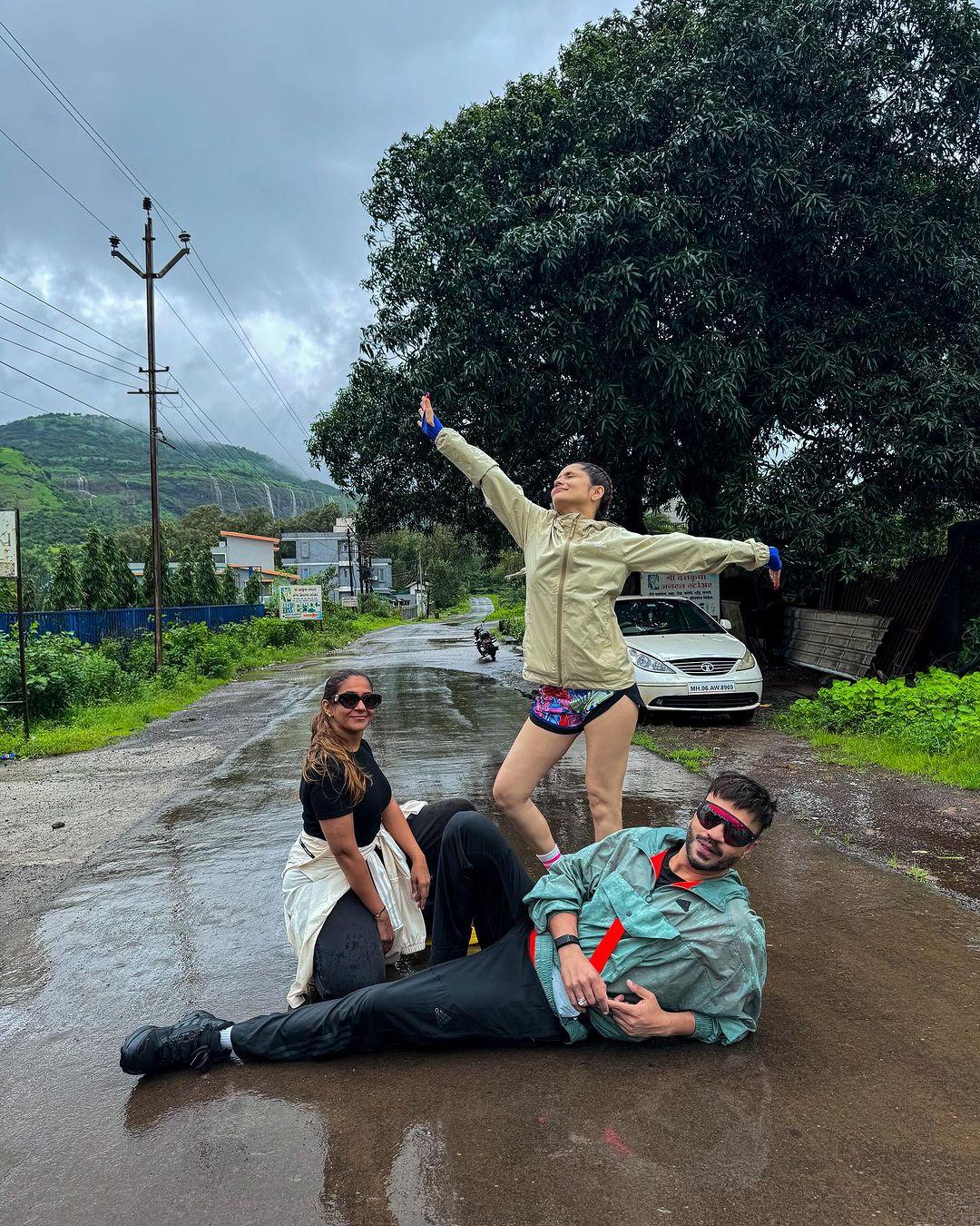 अंकिता लोखंडे-विक्की जैन की इन तस्वीरों को देख उनके फैंस भी क्रेजी होते हुए नजर आ रहे है. 