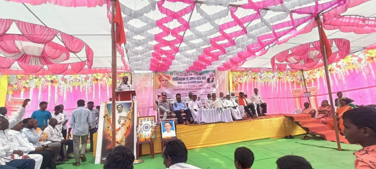 मातंग समाज जयंती उत्सव समिति के पदाधिकारियों ने उनका भव्य स्वागत किया. कार्यक्रम में भगवान डुकरे, सुग्रीव गोतावले, नरसिंग मोरे, पंढरी सूर्यवंशी, अरविंद कलवले, मती शांताबाई मोतेवाड सहित अन्य कई कार्यकर्ता प्रमुख अतिथि के रूप में उपस्थित थे.