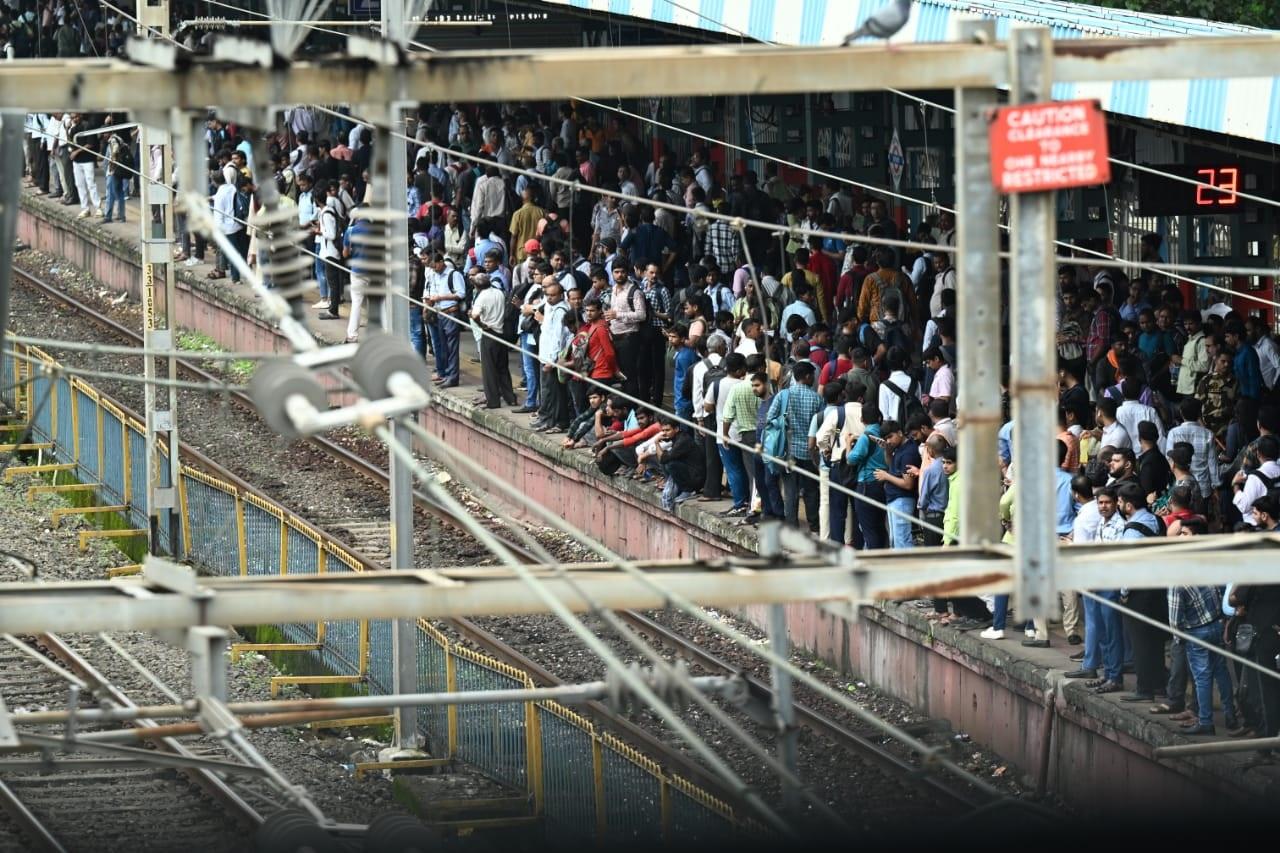 इस नई लाइन के उद्घाटन के साथ ही प्लेटफॉर्म नंबर 1 पर भी बदलाव किया गया है.  अब यह प्लेटफॉर्म चर्चगेट से आने वाली ट्रेनों के लिए दाहिनी ओर स्थानांतरित कर दिया गया है. 