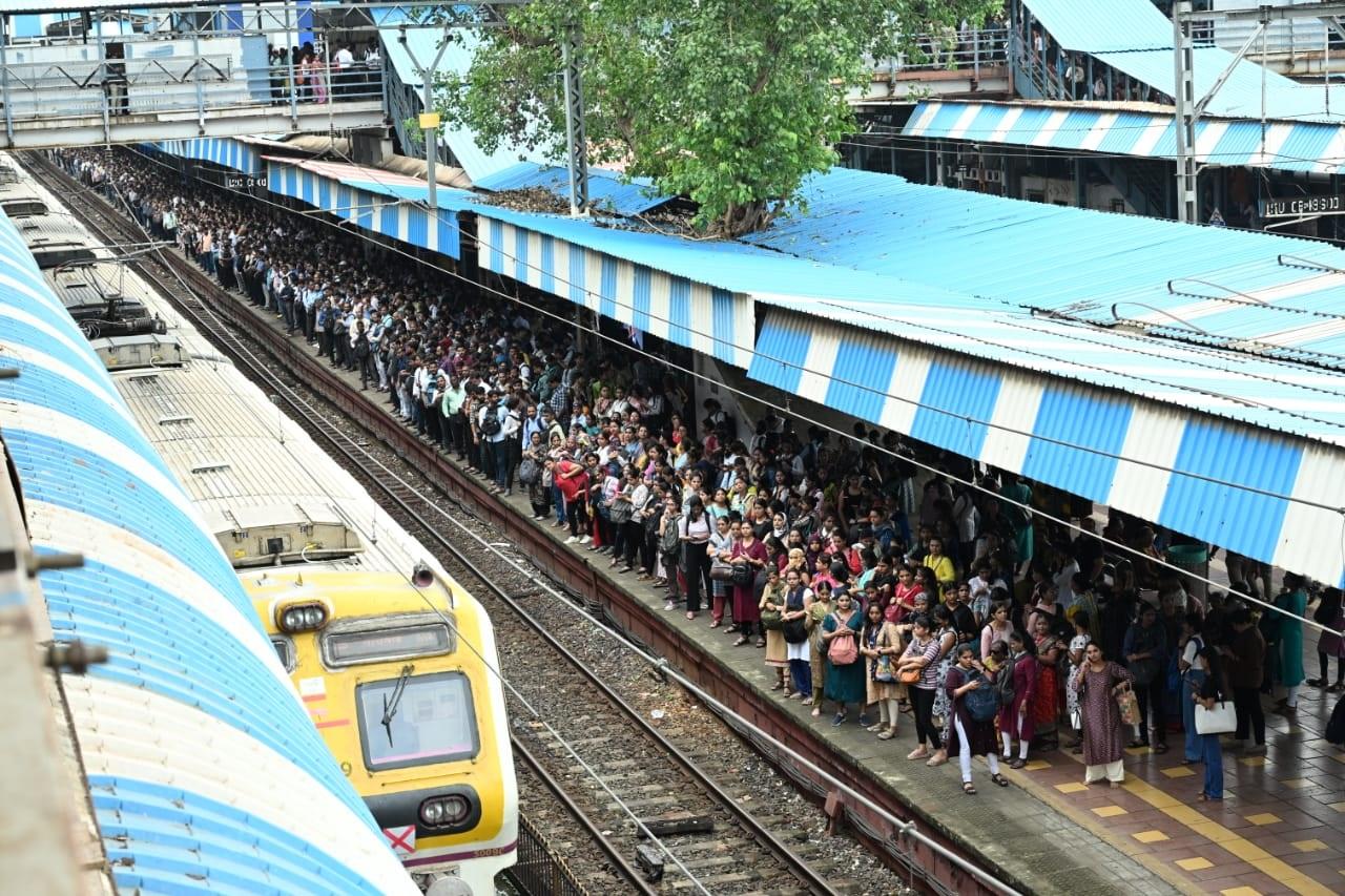इन सुधार कार्यों का उद्देश्य भविष्य में मुंबई की लोकल ट्रेन सेवाओं को और भी अधिक सटीक और समयबद्ध बनाना है, जिससे लाखों यात्रियों की दैनिक यात्रा आसान और सुविधाजनक हो सके.